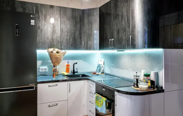 Фото Кухня ПИ897 Комби ПОСТ-Снежный 5 Глянец/АВ Металл серый Глянец